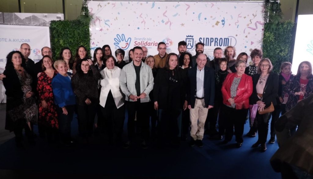 Foto de familia del acto de celebración del Día Internacional del Voluntariado