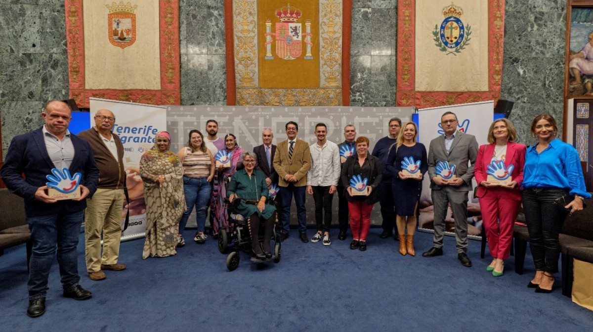 El presidente del Cabildo de Tenerife, Pedro Martín junto con los galardonados y galardonadas al Premio a la Solidaridad 2022