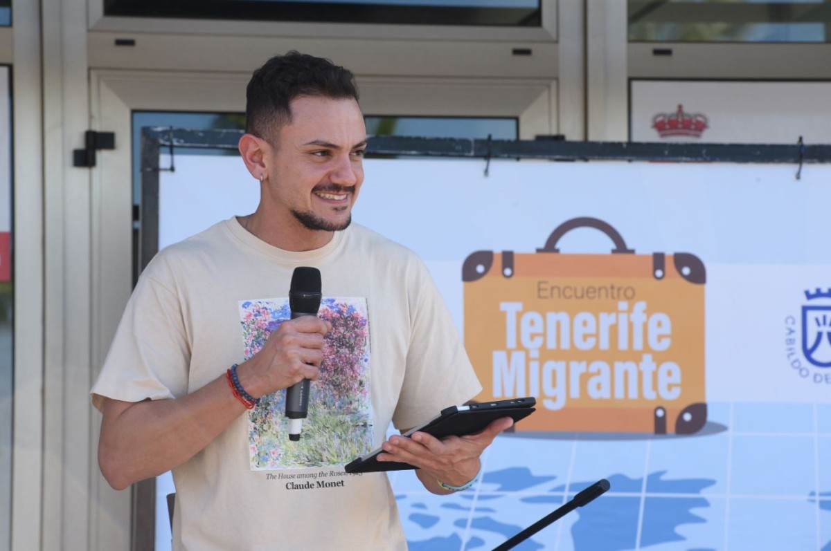 El consejero delegado de Participación Ciudadana y Diversidad del Cabildo de Tenerife, Nauzet Gugliotta, inaugurando la exposición "Con otra Mirada"