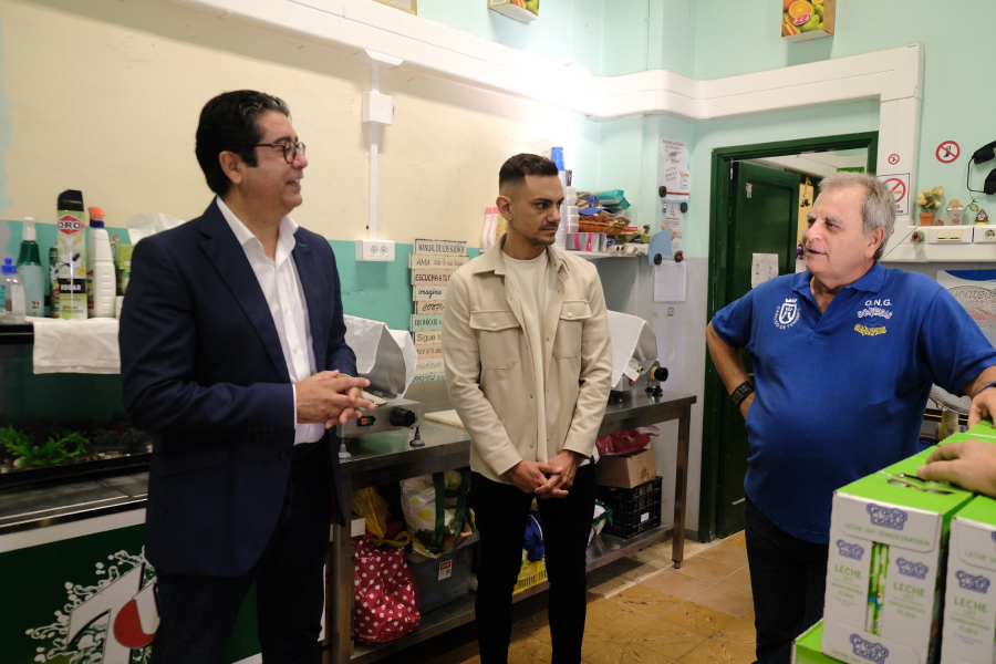 El presidente insular, Pedro Martín y el consejero delegado de Participación Ciudadana y Diversidad, Nauzet Gugliotta,visitando la Asociación Sonrisas Canarias