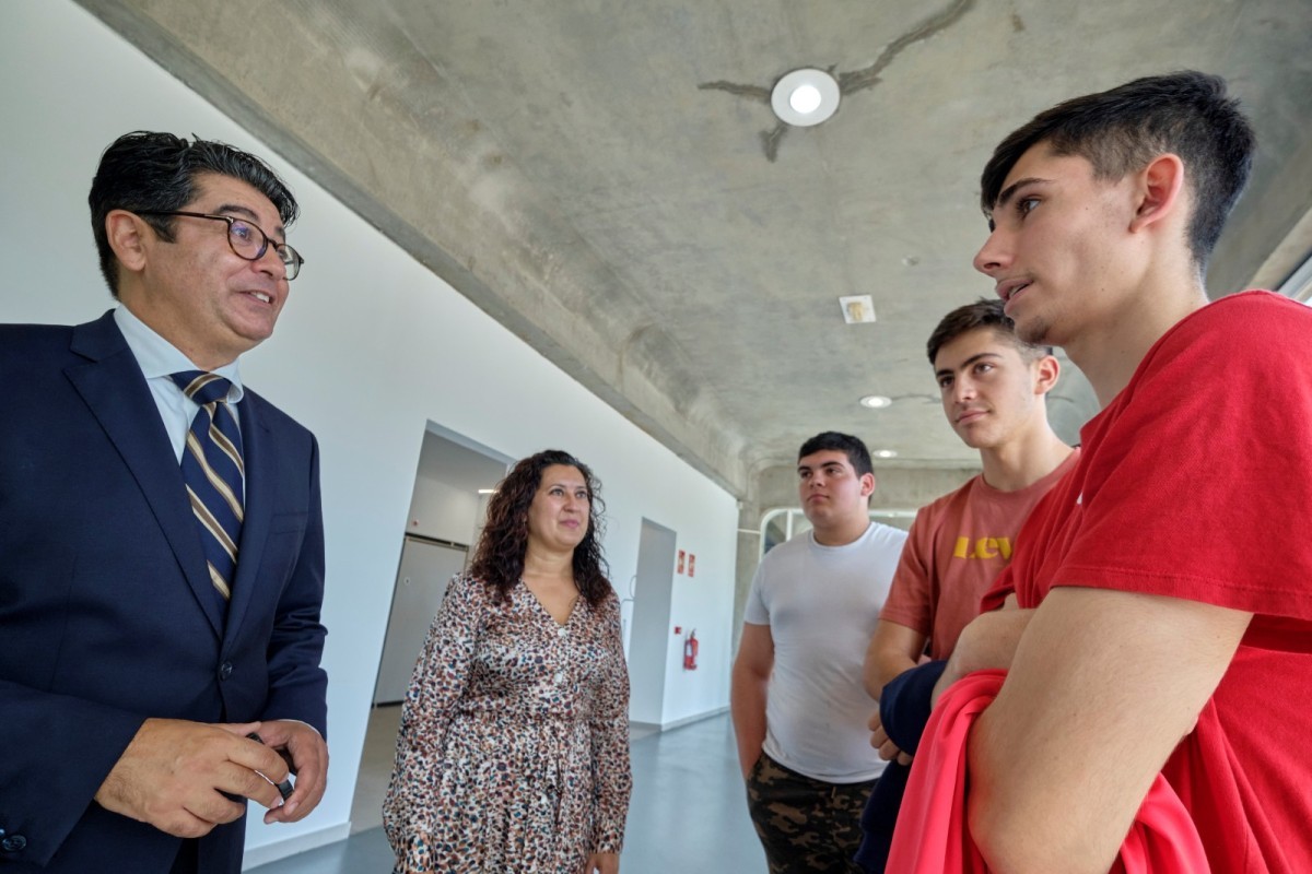 El presidente insular, Pedro Martín y la consejera del área de Empleo y Desarrollo Socioeconómico, Carmen Luz Baso, junto a los jóvenes empleados