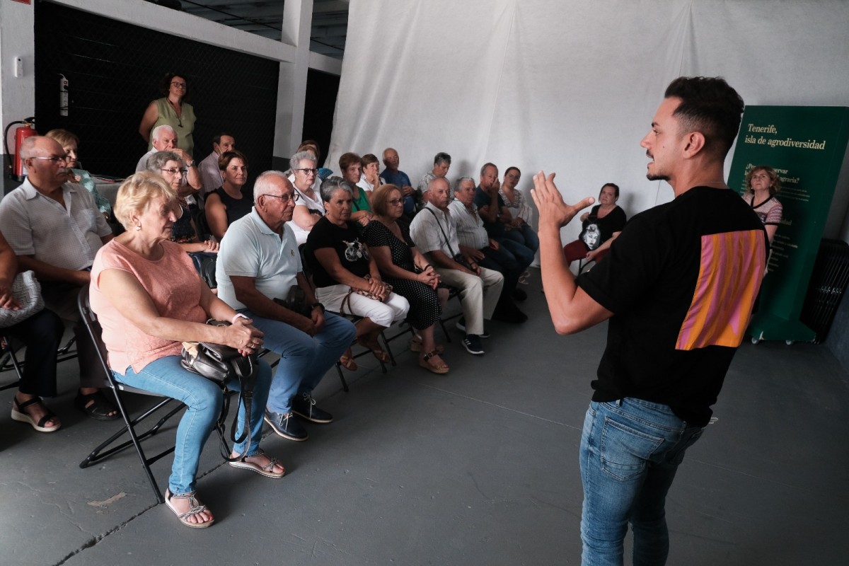 El consejero delegado de Participación Ciudadana y Diversidad del Cabildo de Tenerife, Nauzet Gugliotta dirigiéndose a las persona mayores en la charla impartida