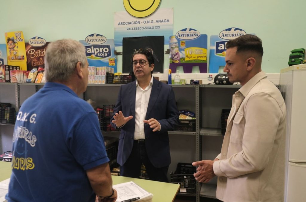 El presidente del Cabildo de Tenerife, Pedro Martín y el consejero delegado de Participación Ciudadana y Diversidad, Nauzet Gugliotta, visitando a la ONG Sonrisas Canarias